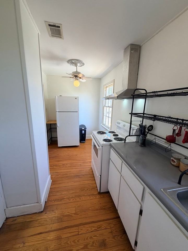 714 E 54th St #A - Photo 6 of 11