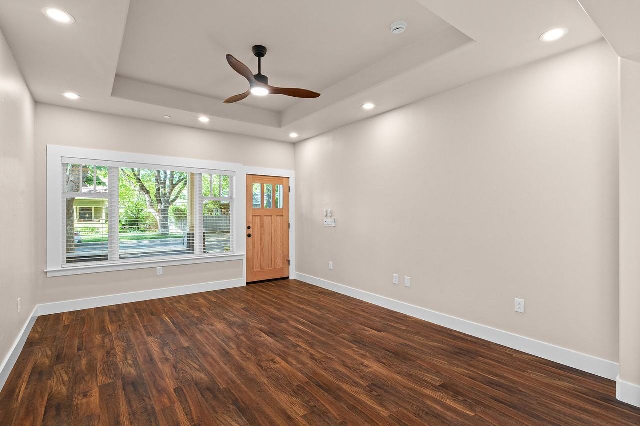 711 Orient St - Photo 7 of 39