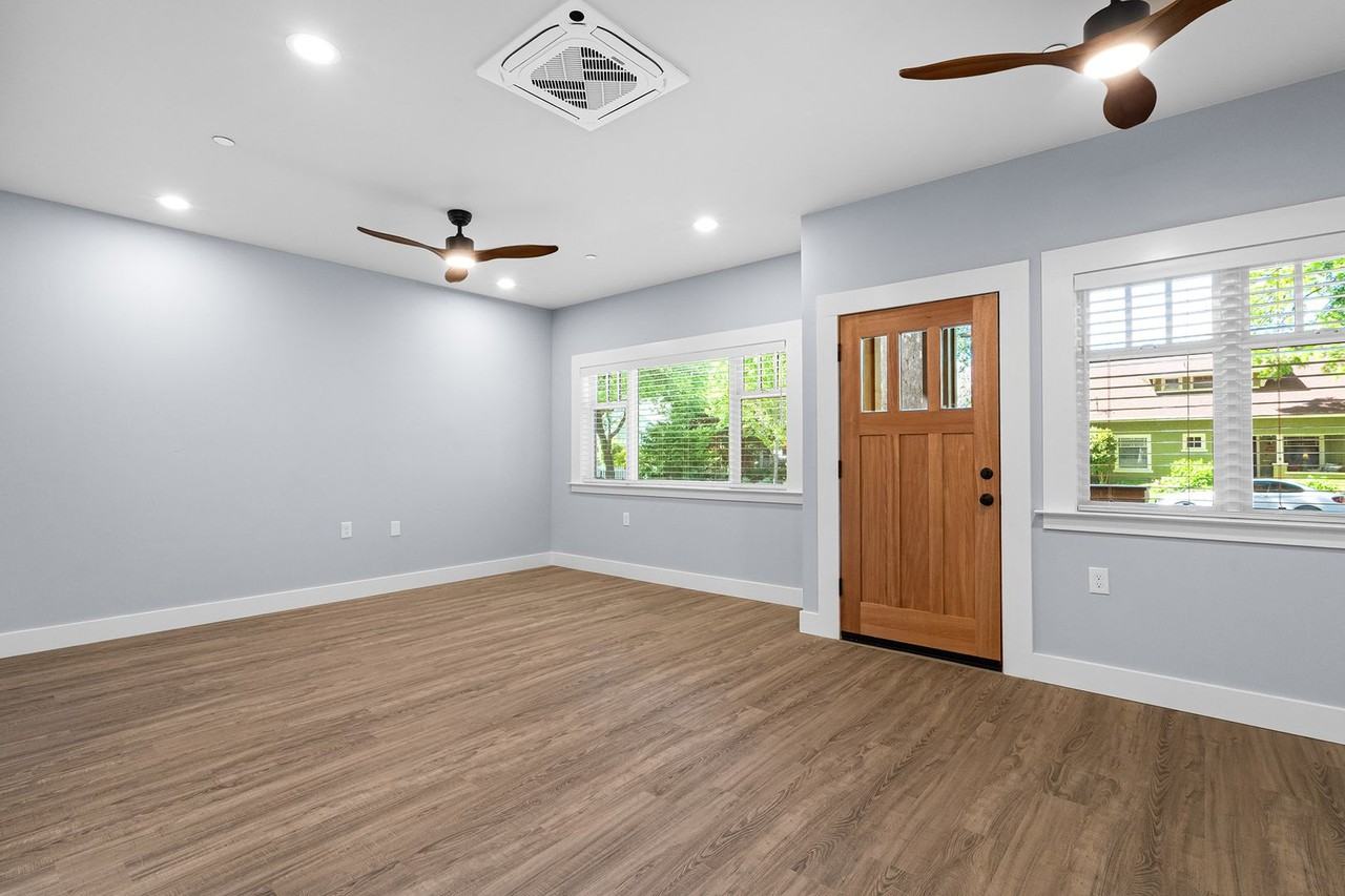 725 Orient St - Photo 4 of 29