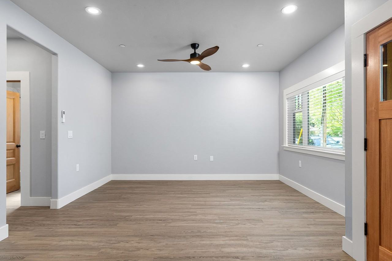 725 Orient St - Photo 5 of 29