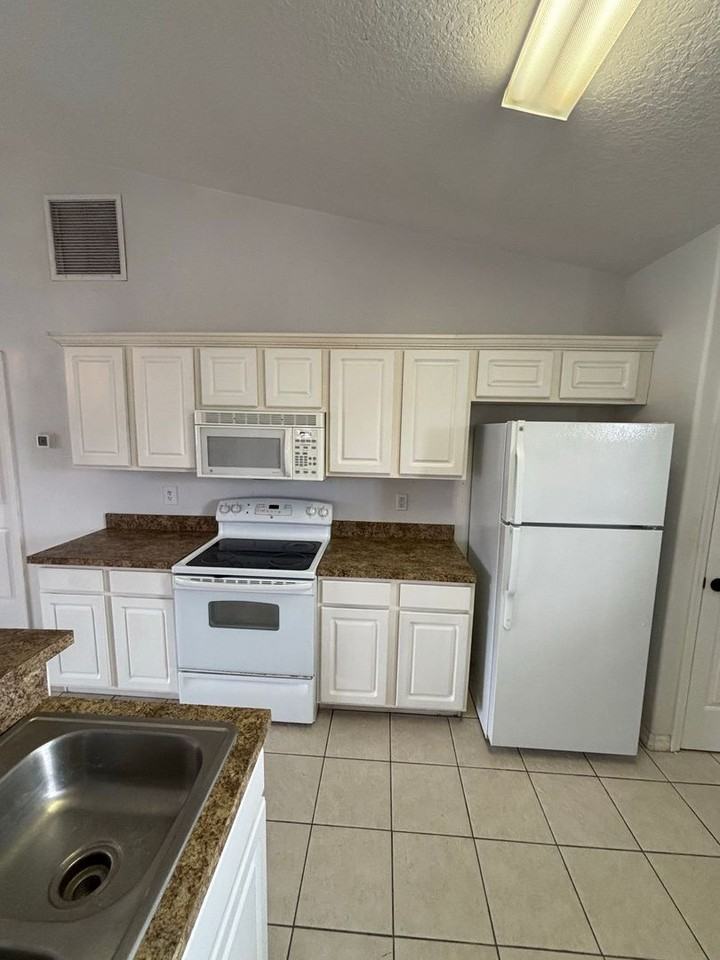 205 Golf Aire Blvd - Photo 6 of 26