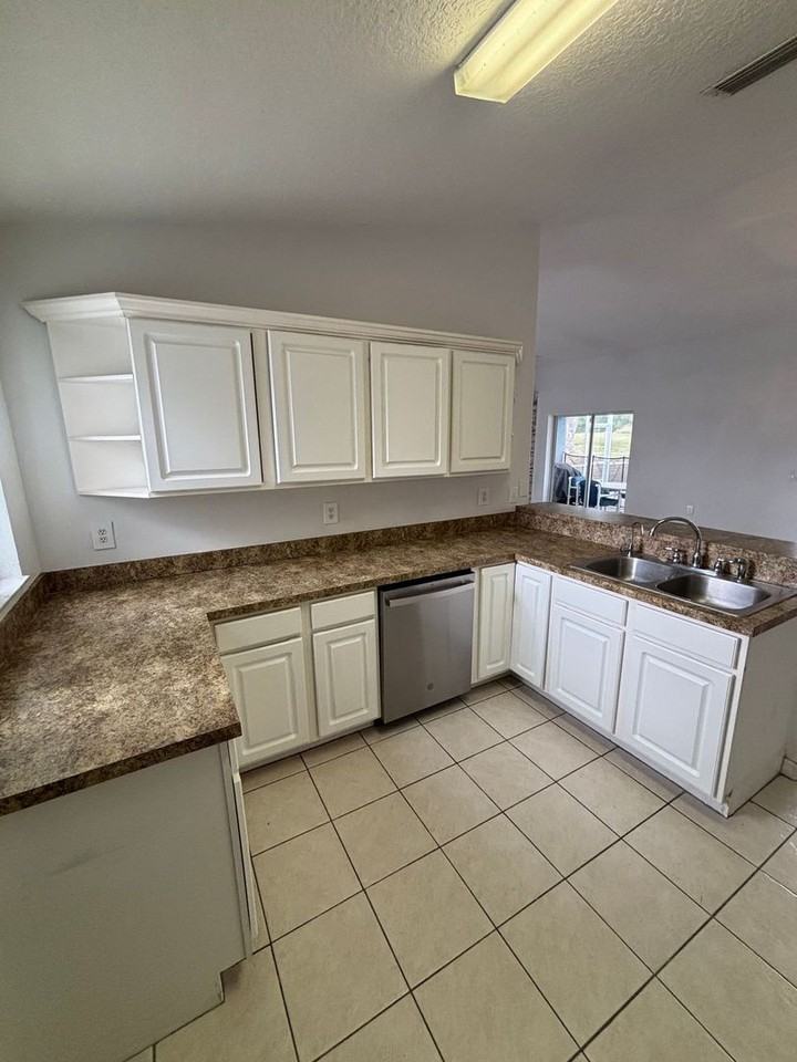 205 Golf Aire Blvd - Photo 7 of 26