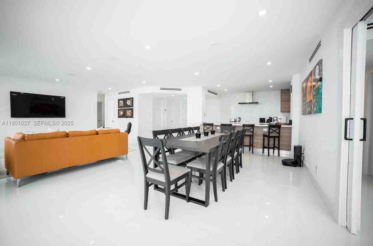 5600 Collins Ave Apt 14k - Photo 4 of 18