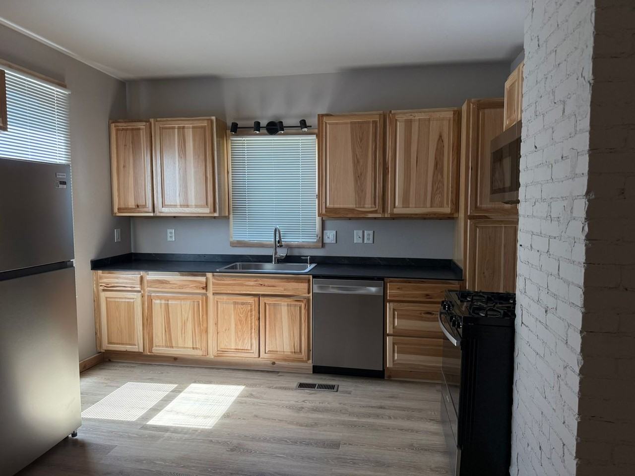 818 3rd Ave N - Photo 5 of 30