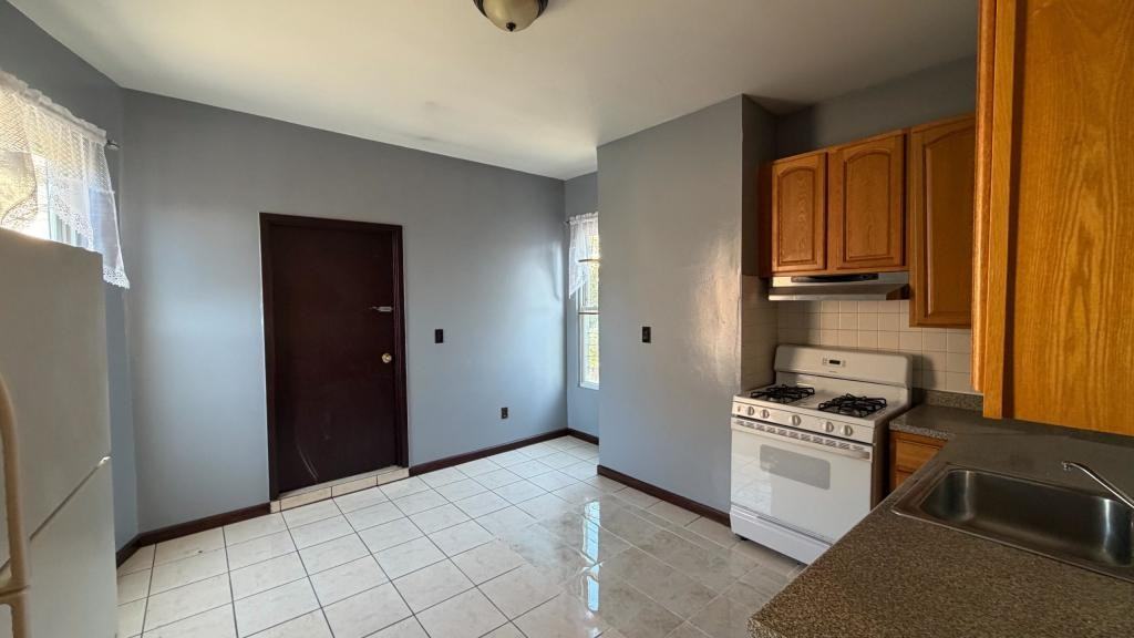 149 Oak St - Photo 7 of 9