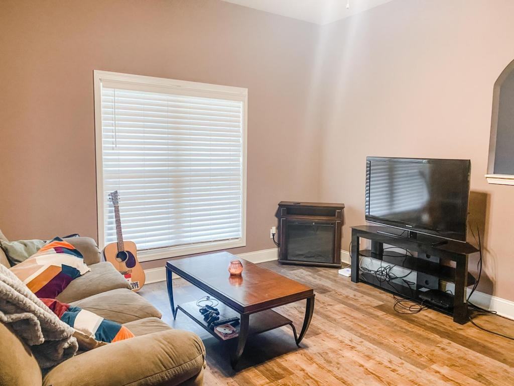 102 Tudor Pl - Photo 2 of 23