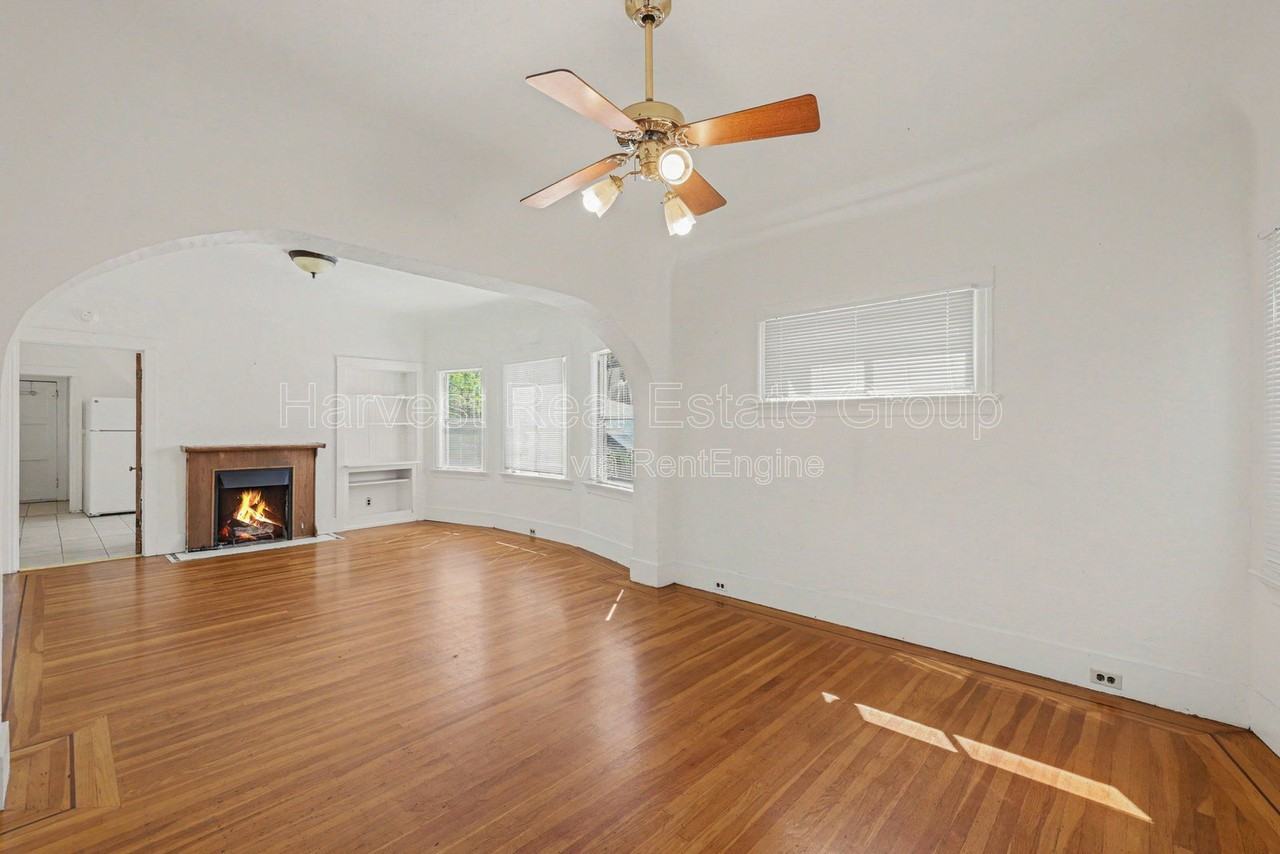 2417 8th St - Photo 3 of 22