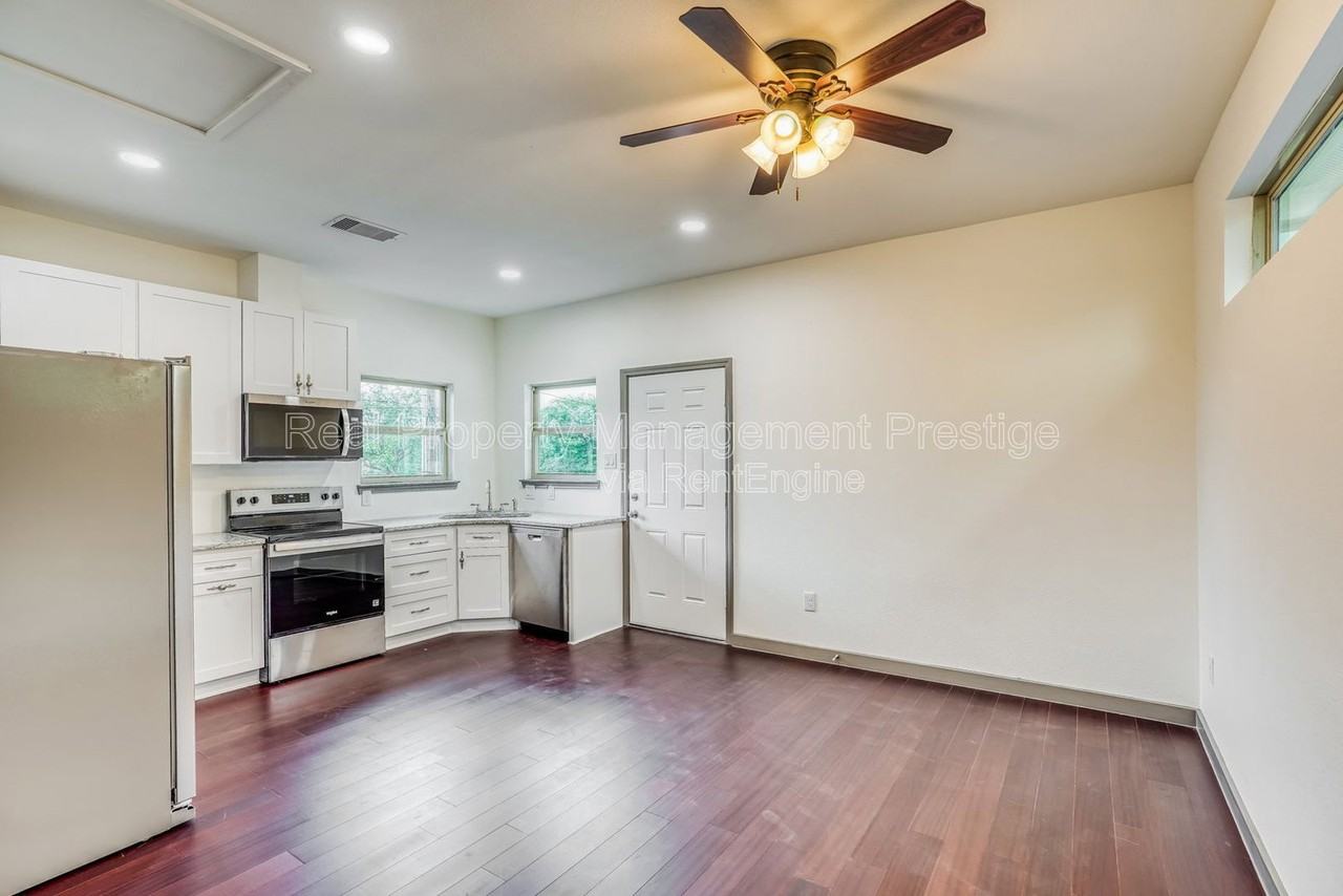 3502 Longwood Dr #B - Photo 4 of 15