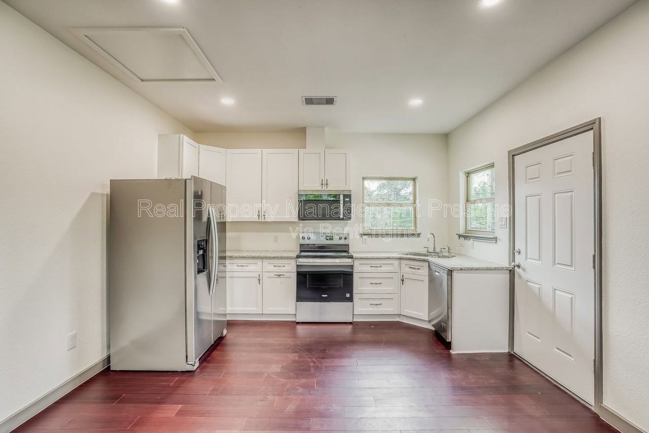 3502 Longwood Dr #B - Photo 5 of 15