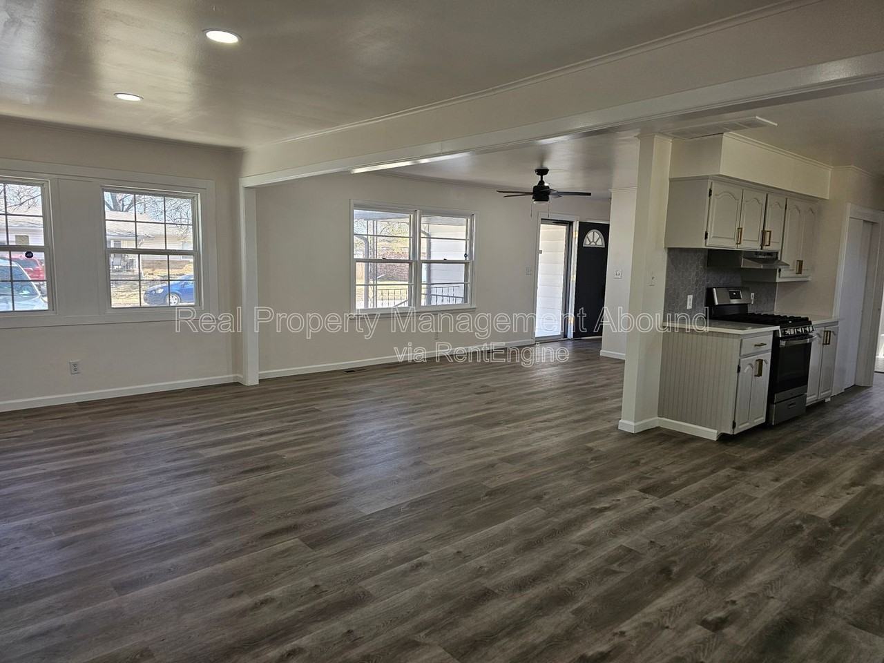 1030 N Hickory Ave - Photo 2 of 23