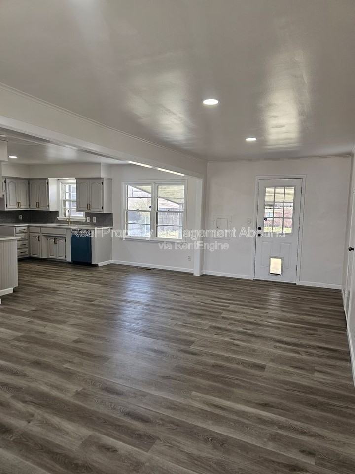 1030 N Hickory Ave - Photo 3 of 23