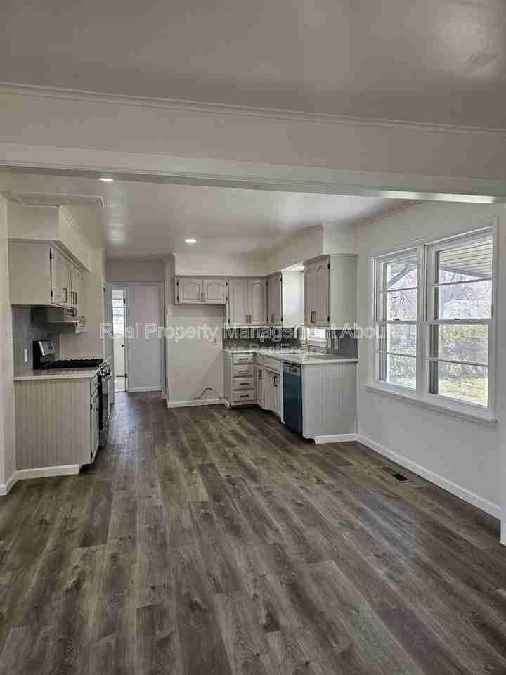 1030 N Hickory Ave - Photo 4 of 23