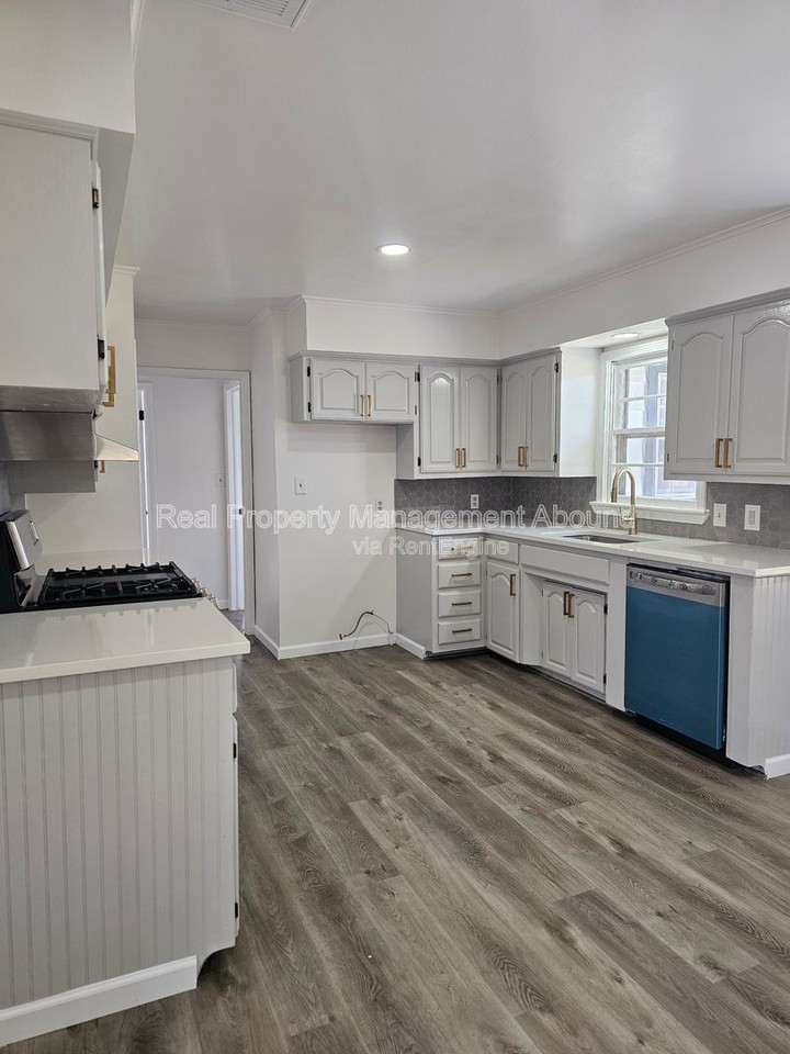 1030 N Hickory Ave - Photo 5 of 23