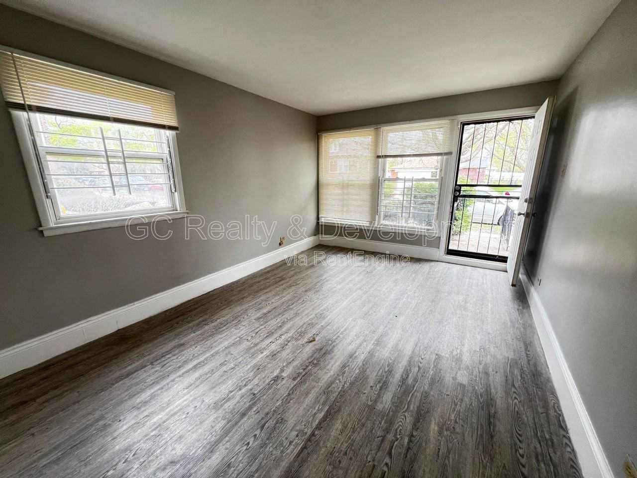 9252 S Merrill Ave - Photo 2 of 14