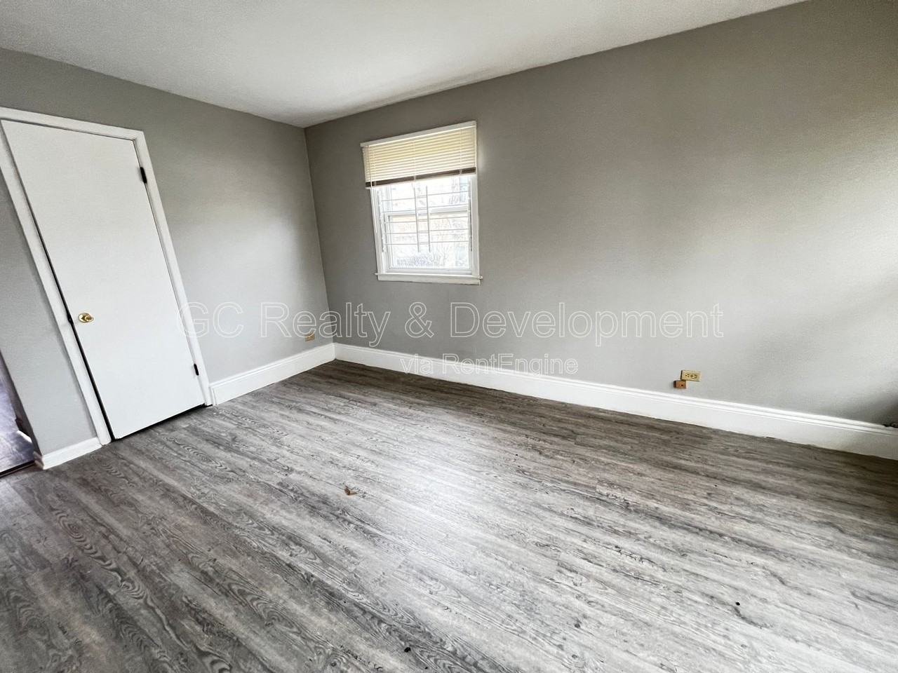 9252 S Merrill Ave - Photo 3 of 14