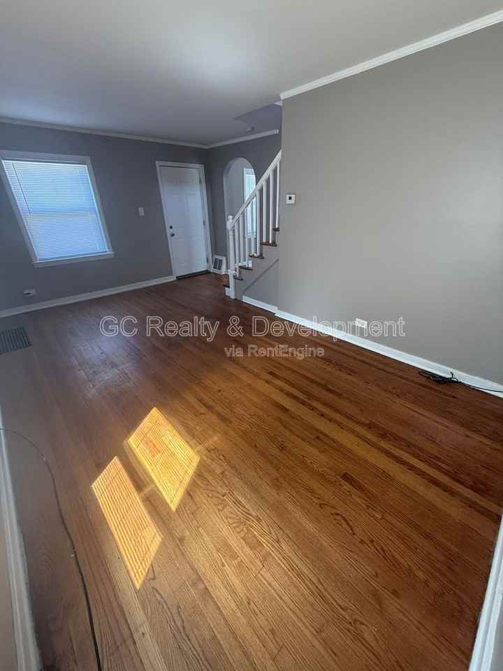 9951 S Oglesby Ave - Photo 2 of 14