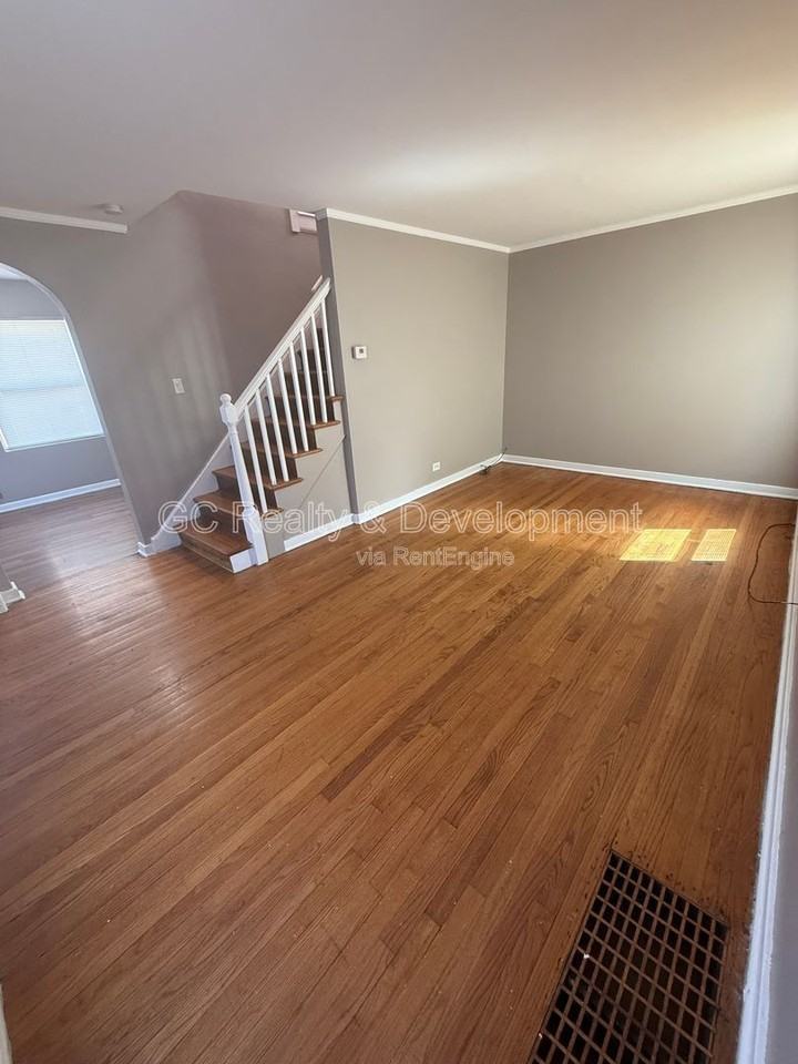 9951 S Oglesby Ave - Photo 3 of 14