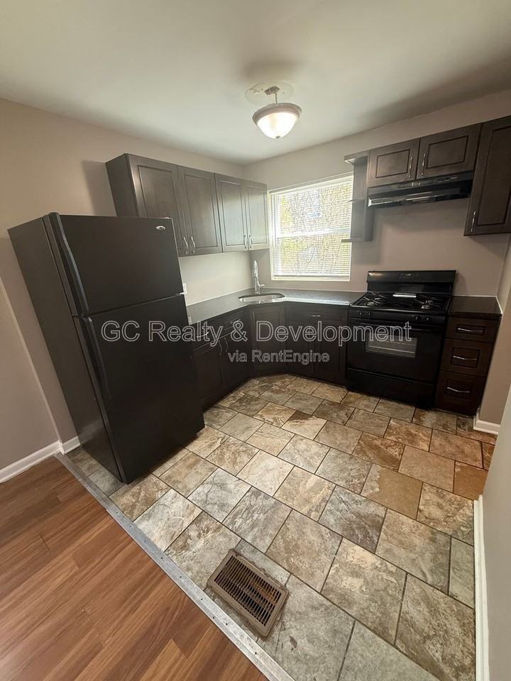 9951 S Oglesby Ave - Photo 4 of 14