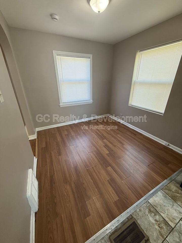 9951 S Oglesby Ave - Photo 6 of 14