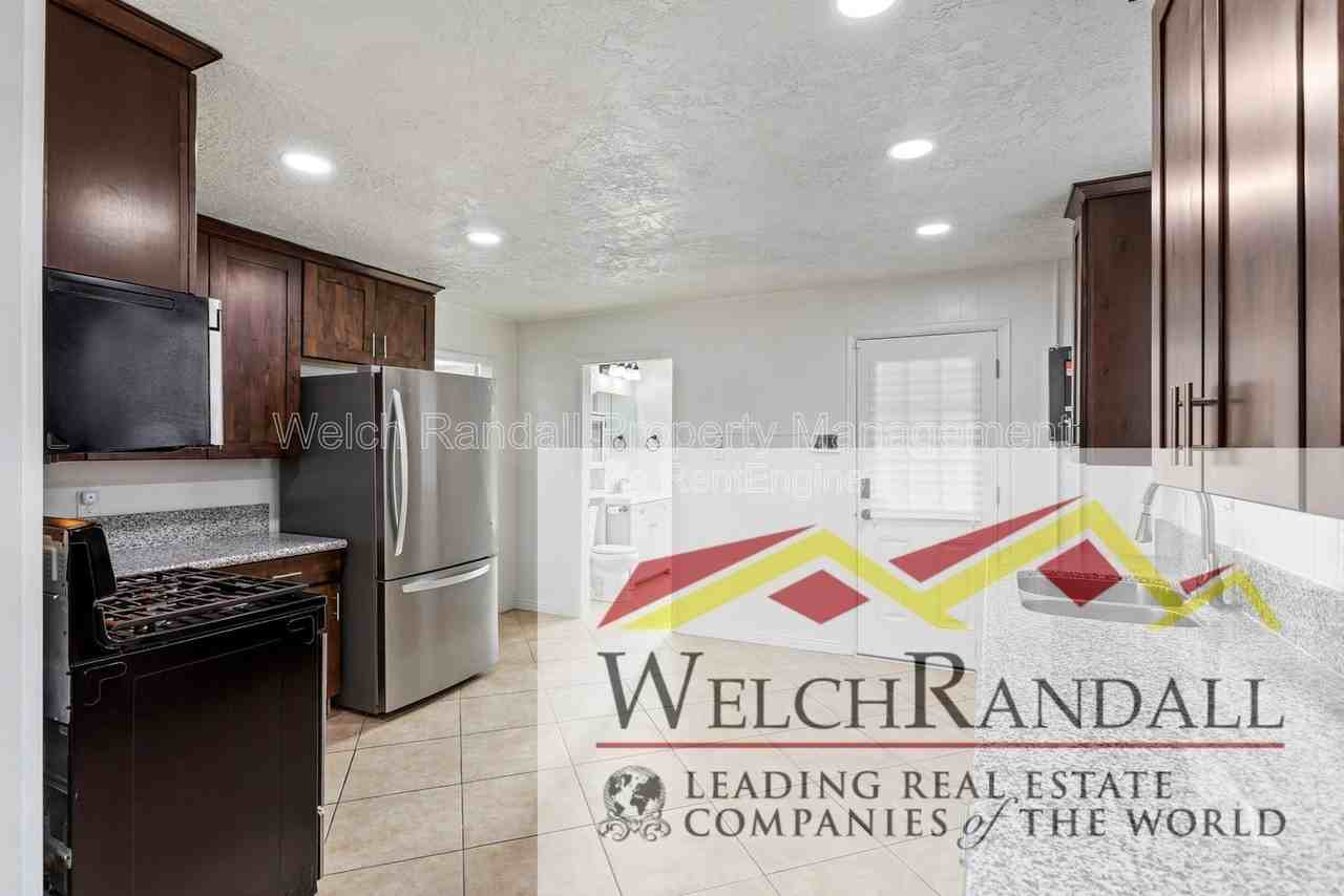 825 27th St - Photo 2 of 15