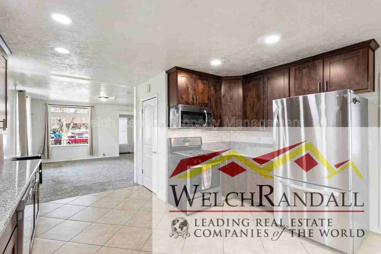 825 27th St - Photo 3 of 15