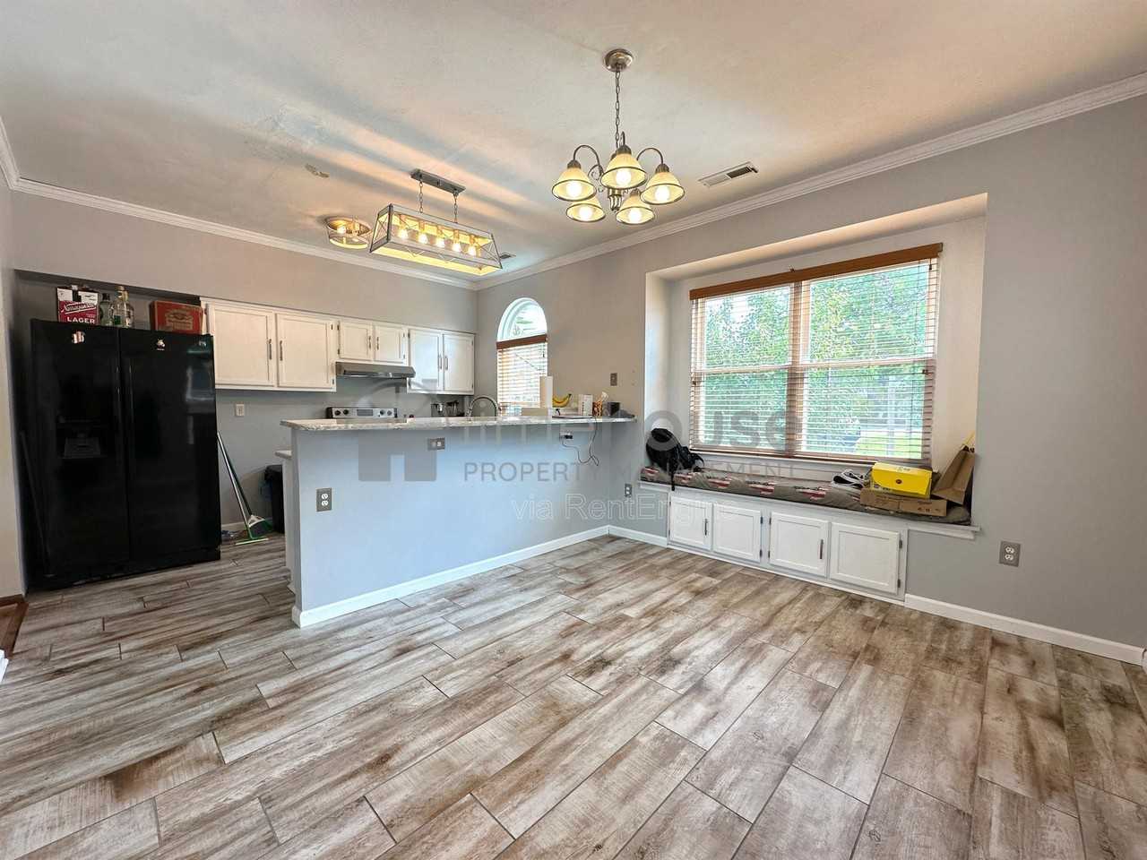 400 Greenview Dr - Photo 3 of 14