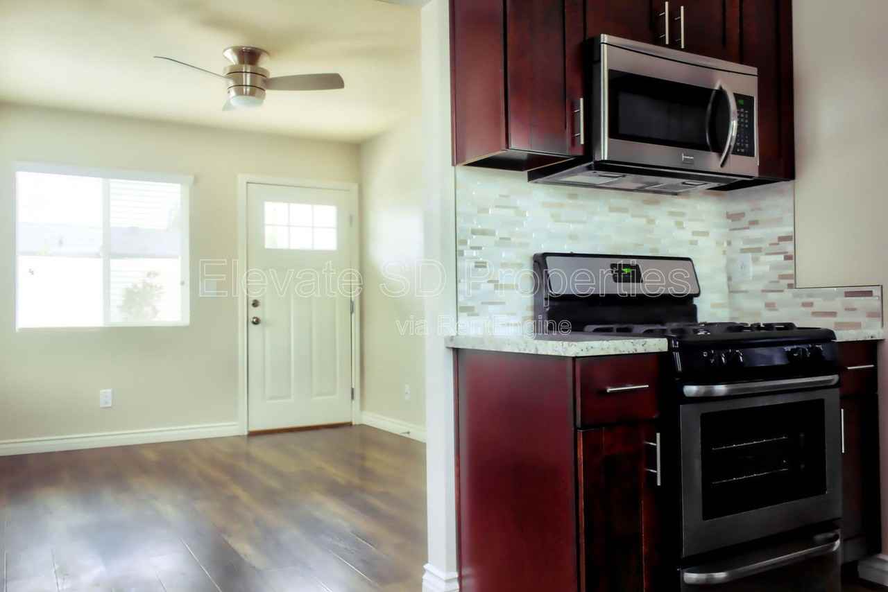 2727 1/2 G St - Photo 2 of 18