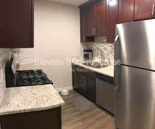 2727 1/2 G St - Photo 3 of 18