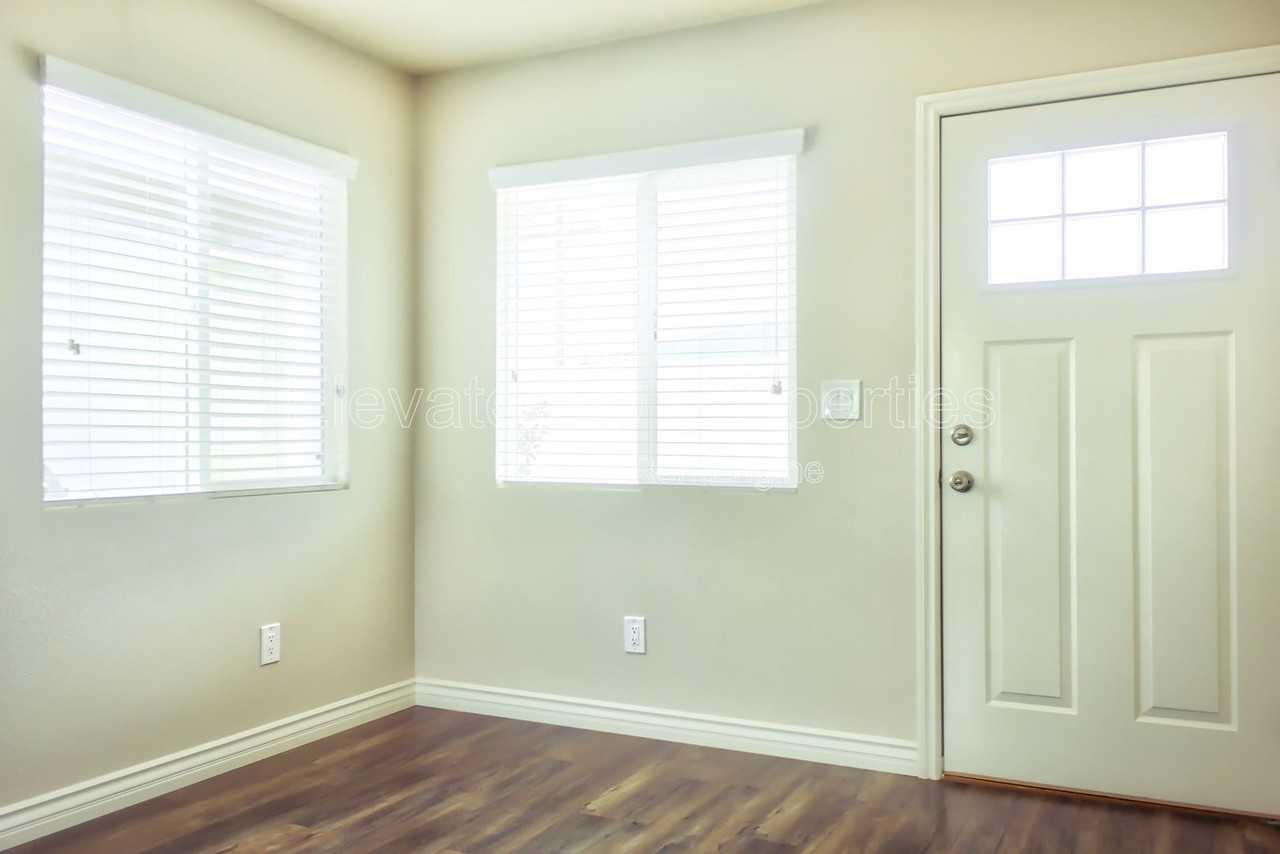 2727 1/2 G St - Photo 5 of 18