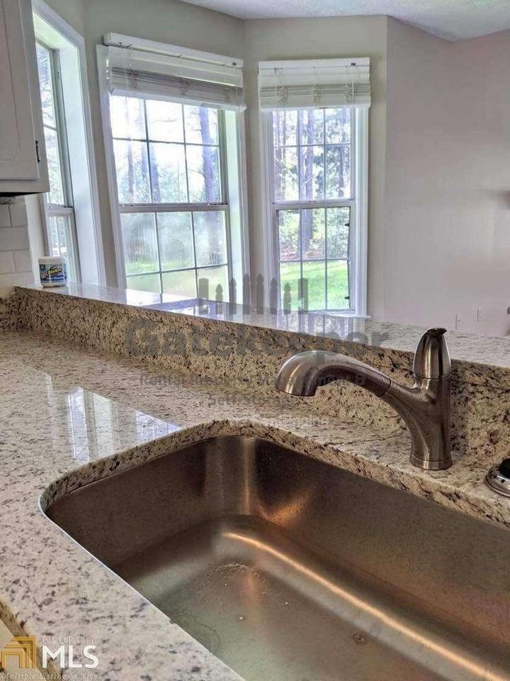 681 Senoia Rd - Photo 5 of 15