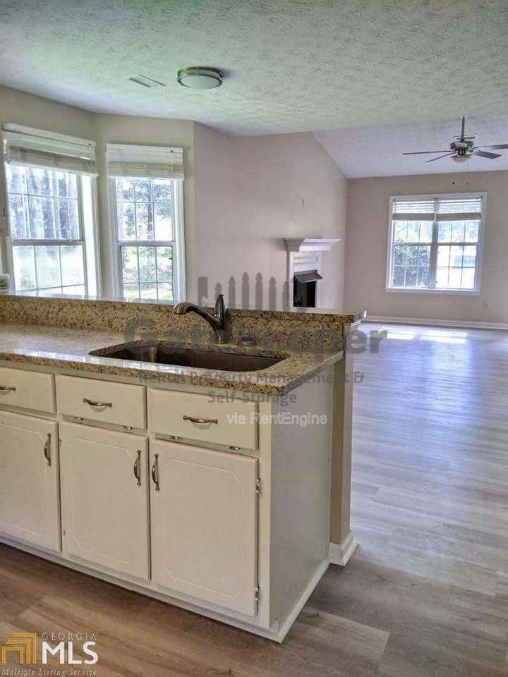 681 Senoia Rd - Photo 6 of 15