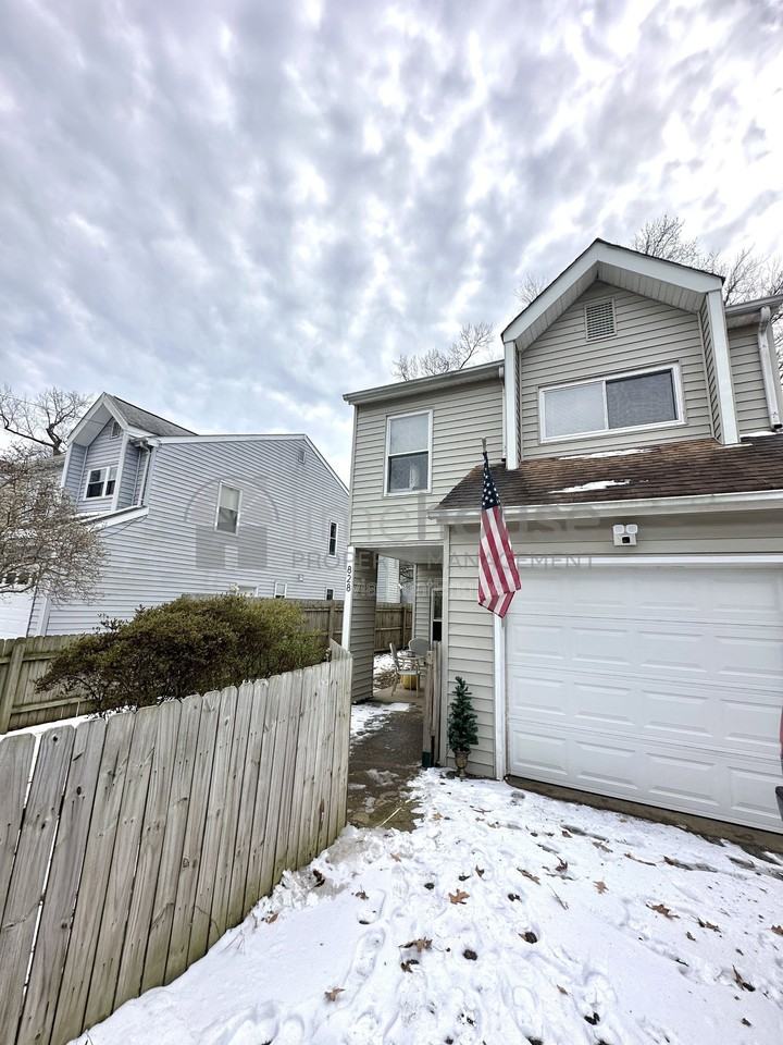 828 23rd St - Photo 3 of 26