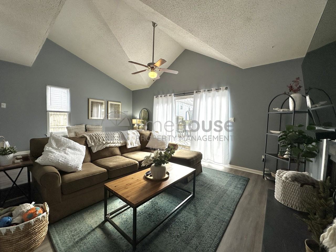 828 23rd St - Photo 5 of 26