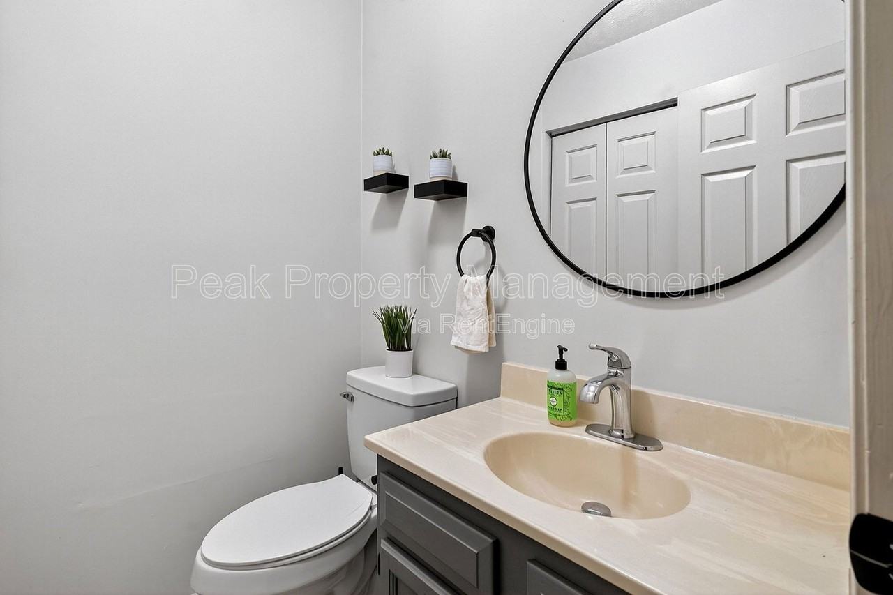 4917 Hillery Ct - Photo 5 of 33