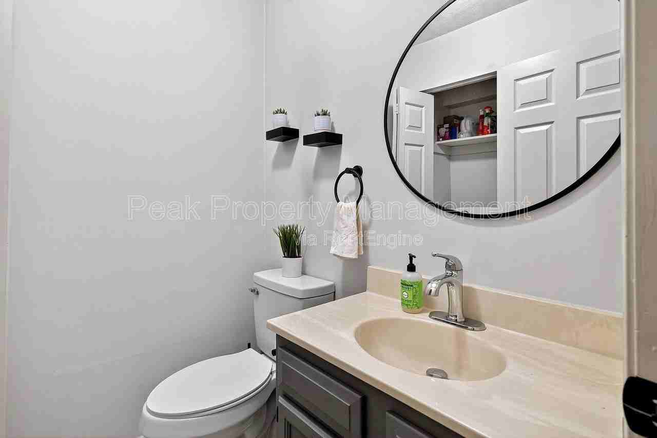 4917 Hillery Ct - Photo 6 of 33