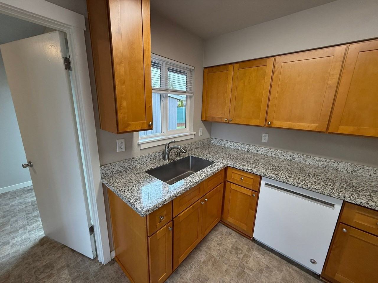 2236 Hoyt St Se - Photo 7 of 20