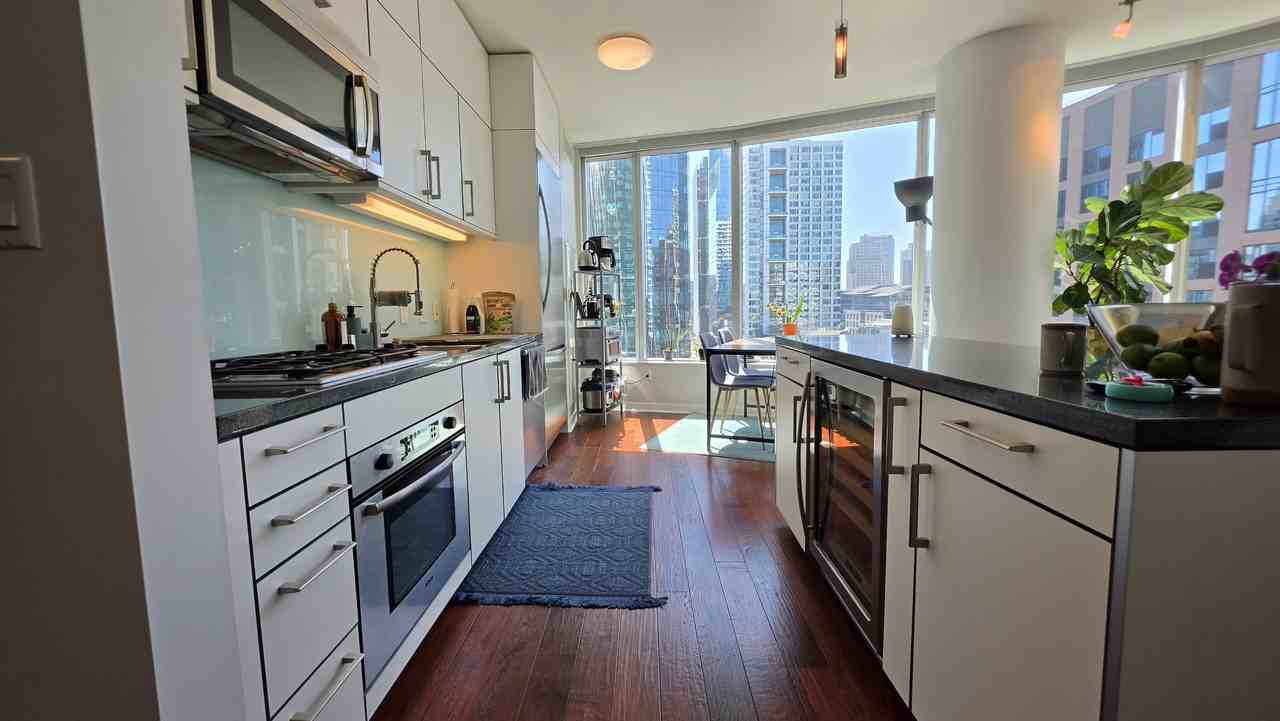 301 Main St #15H - Photo 4 of 38