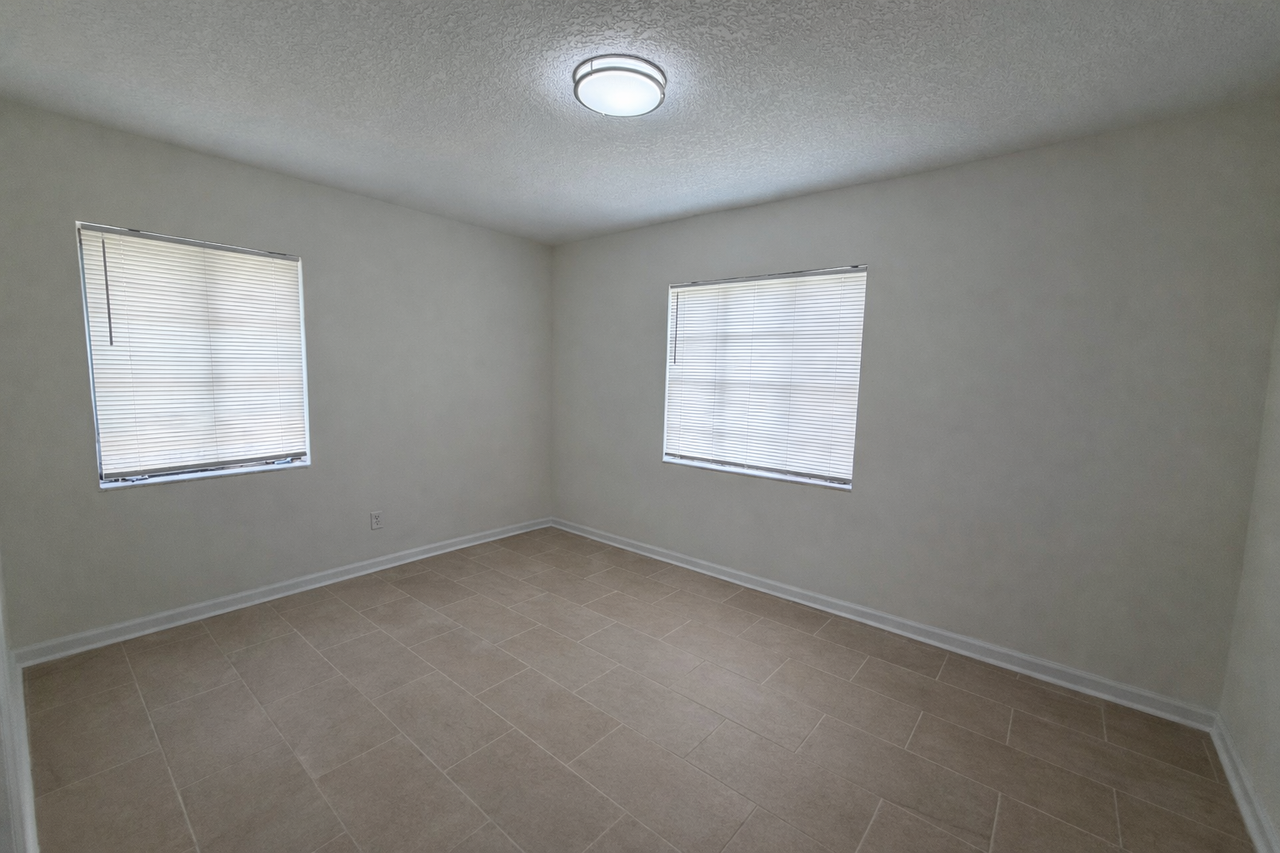 3512 Broadway Ave - Photo 4 of 10