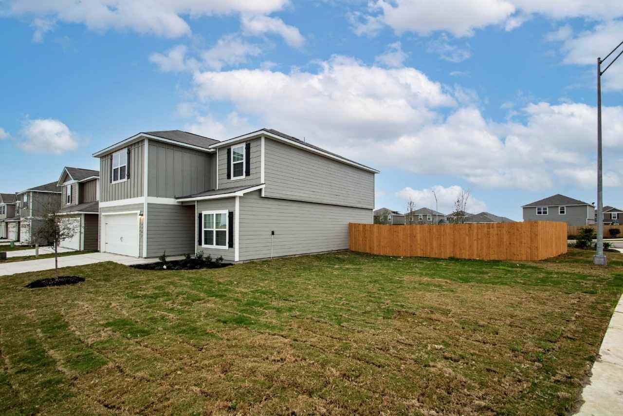 10902 Chatham Ct - Photo 4 of 19