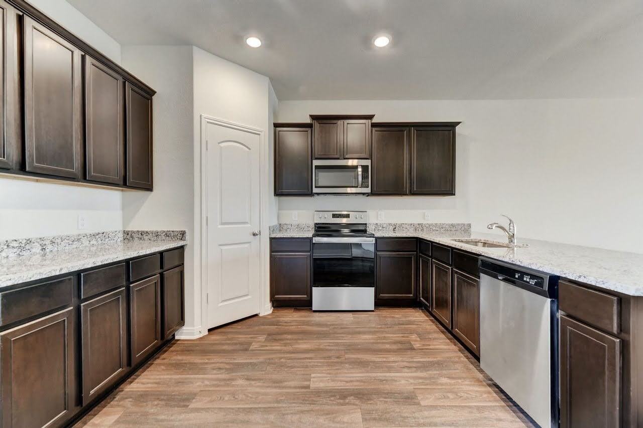 10902 Chatham Ct - Photo 7 of 19