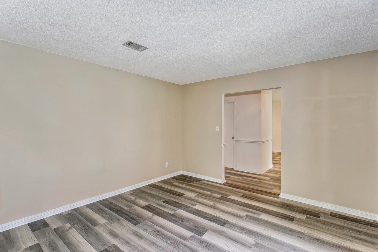 1960 Woodbridge Dr - Photo 3 of 49
