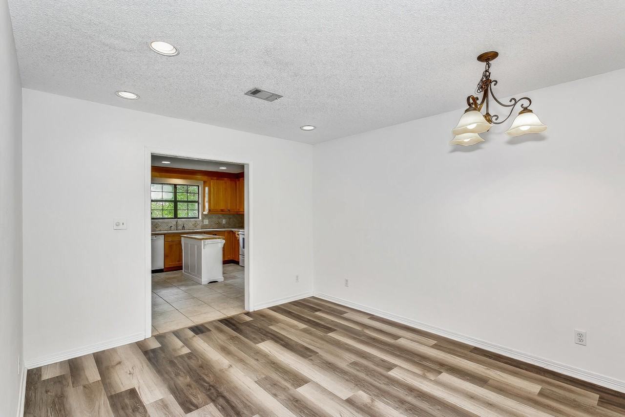 1960 Woodbridge Dr - Photo 2 of 49