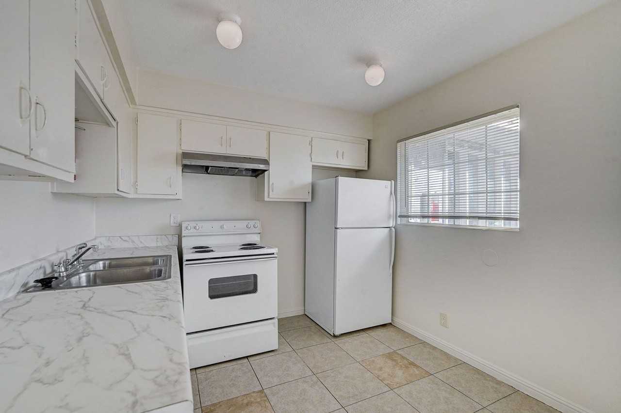 3370 Athens St #4 - Photo 5 of 11