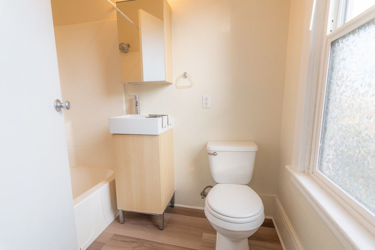 6020 Glisan Apartments - Photo 5 of 37