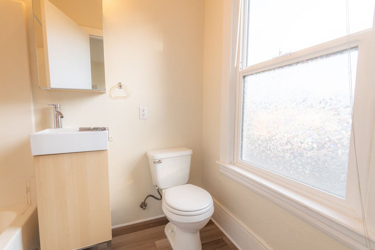 6020 Glisan Apartments - Photo 6 of 37