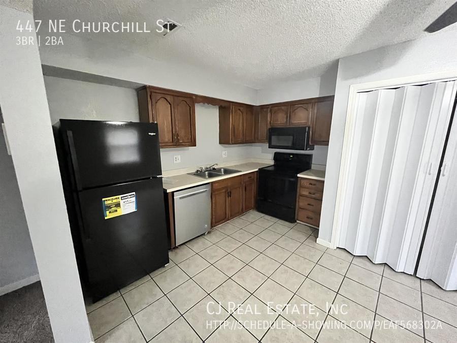 447 Ne Churchill St - Photo 4 of 10