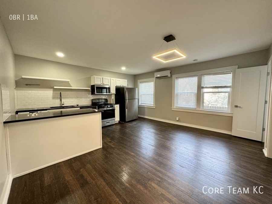 110 E 40th St #104