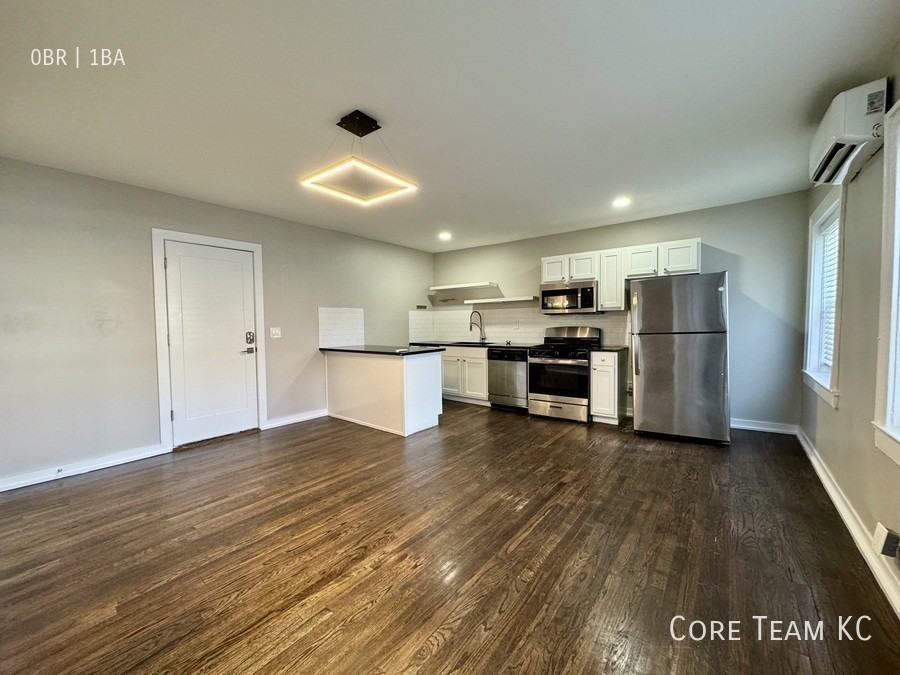 110 E 40th St #104 - Photo 2 of 10