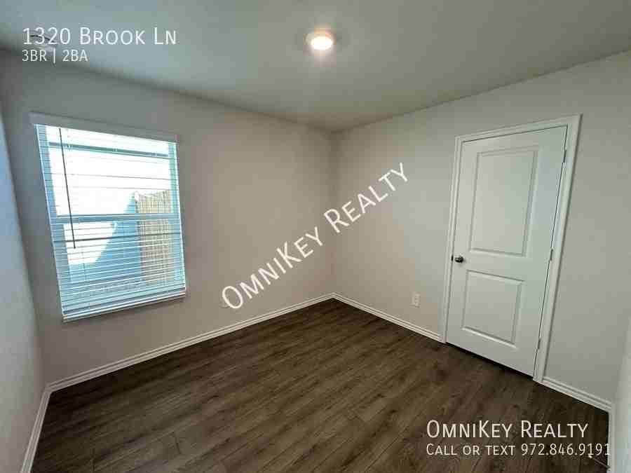 BROOK & - Photo 7 of 14