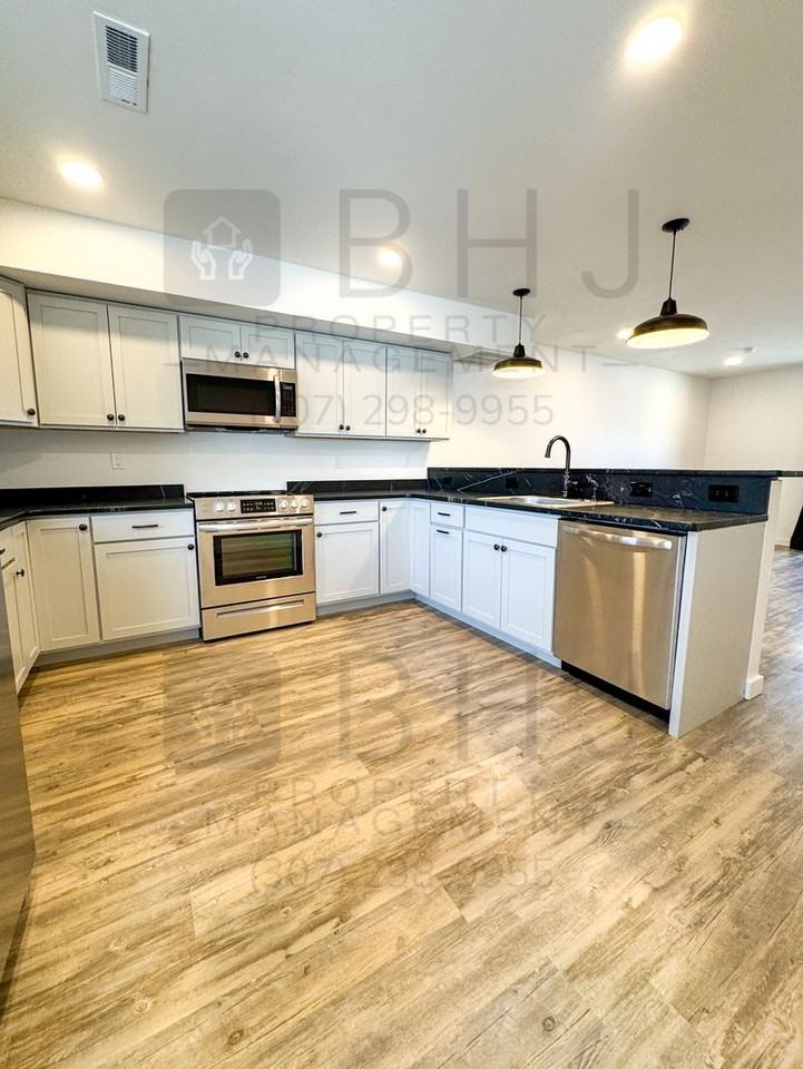 429 E 7th St - Photo 2 of 24